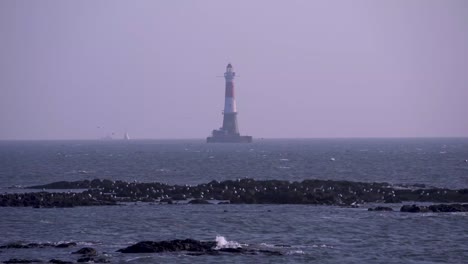 faro en el mar vista amplia