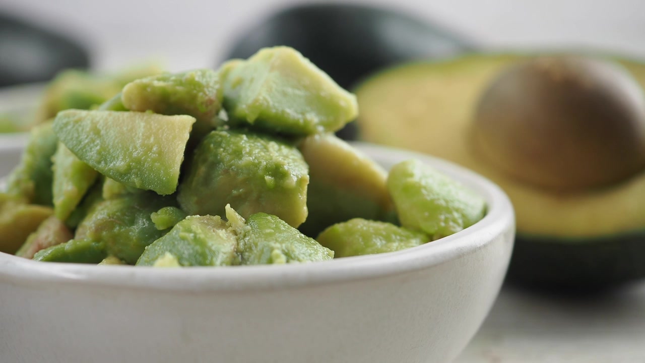 Avocado fresco a cubetti in una ciotola bianca