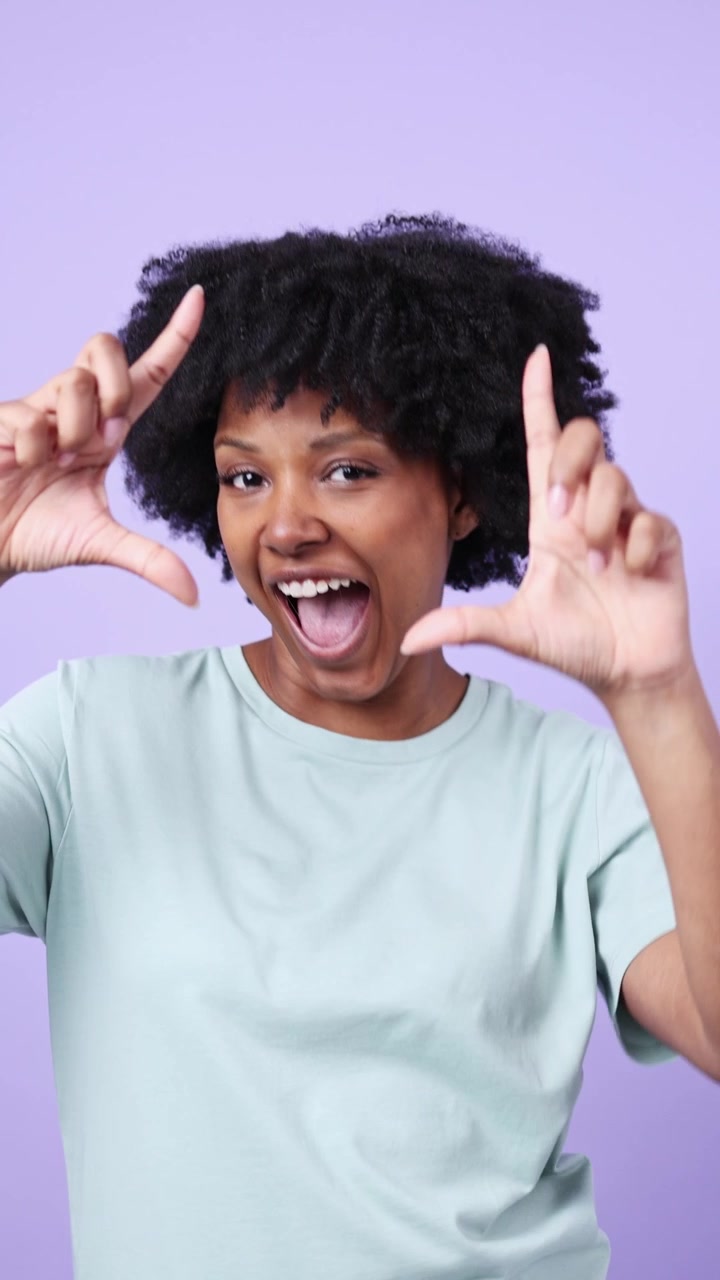 Wanita Muda Kulit Hitam Bahagia Membingkai dengan Tangan dan Tersenyum