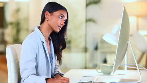 Mujer-De-Negocios-Escribiendo-Informes-Financieros