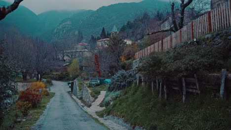 un pequeño y hermoso pueblo en el sur de francia.