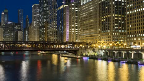 zeitverlauf des chicago river und züge über eine brücke