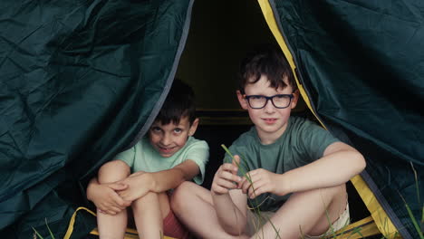 Niños-Dentro-De-Una-Tienda-De-Campaña