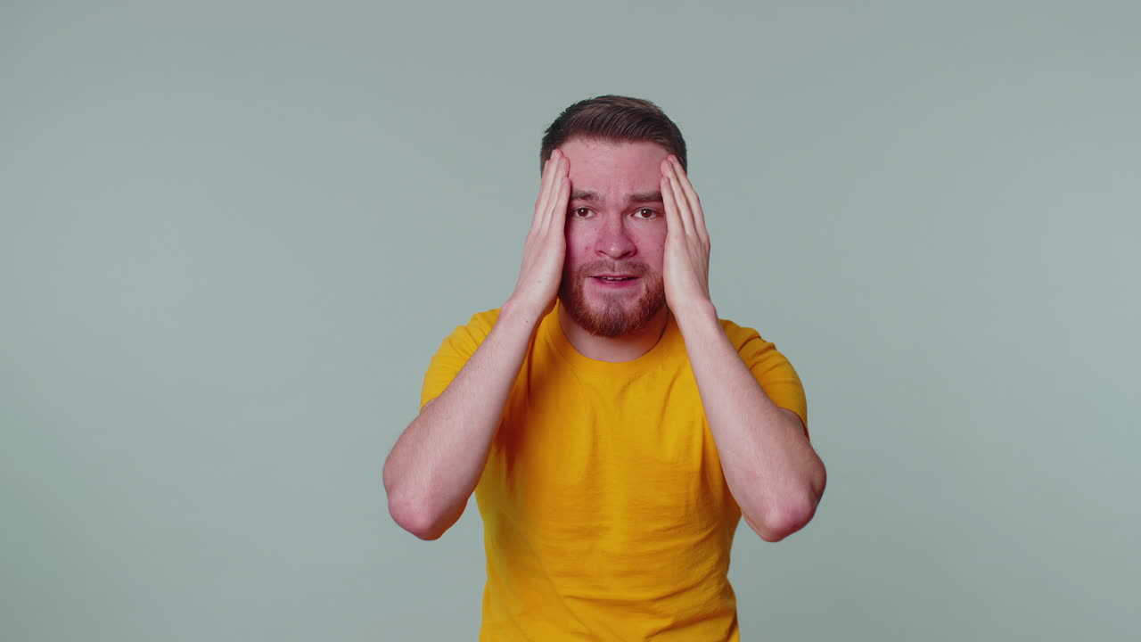 joven asustado mordiendo uñas, sintiéndose preocupado nervioso por problemas graves, estrés y ansiedad
