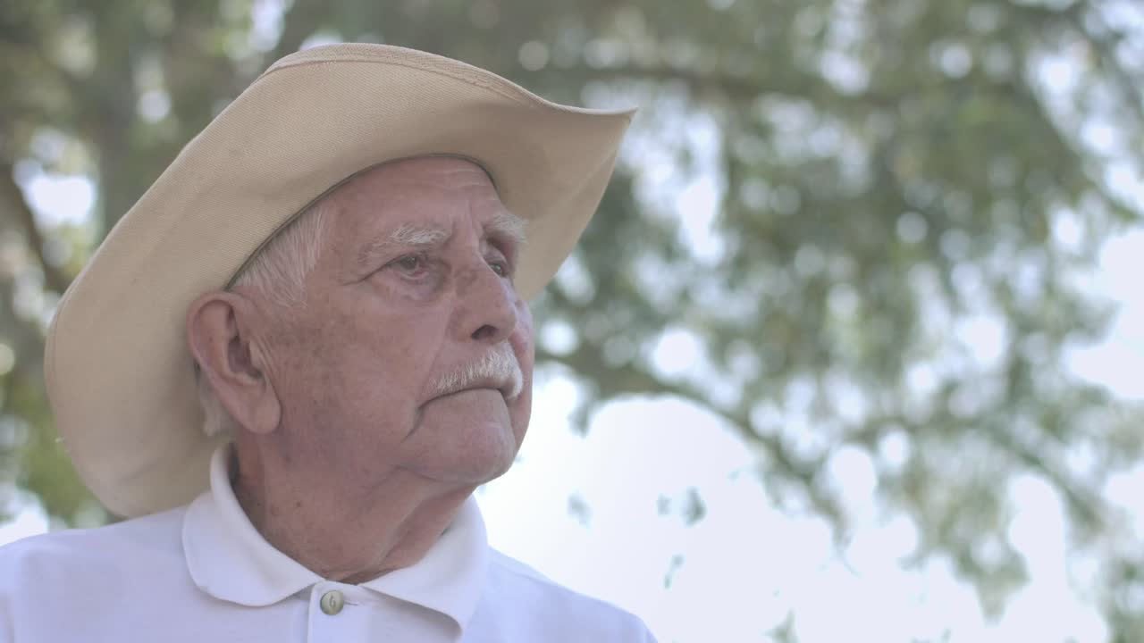 Portrait of an elderly man in a hat