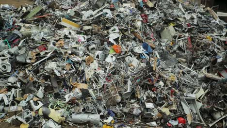 montón de residuos electrónicos mezclados y chatarra en una instalación de reciclaje
