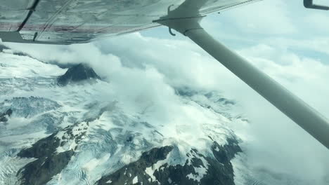 vista desde un avión de la cima de las montañas nevadas en alaska