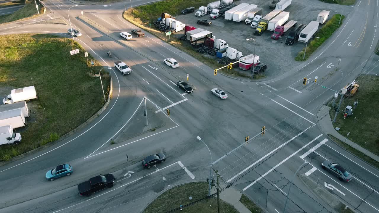더운 여름 맑은 황혼 교외 오후 3-3에 상업용 고속도로 교차로 공유 화물 트레일러 주차 교환 서비스