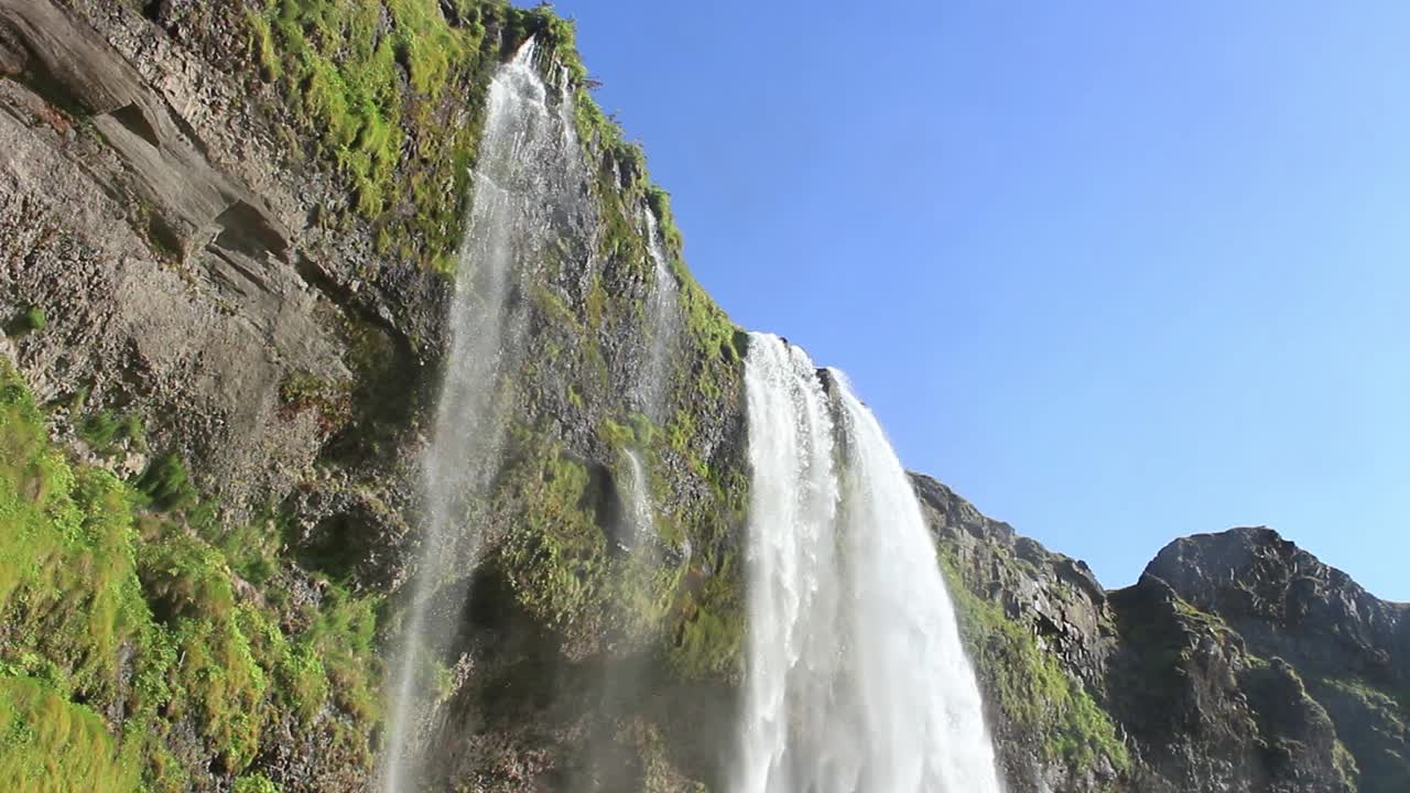 cascada islandesa, famosa atracción turística, una vista en la cima de la cascada donde estalló desde la cima de la montaña, seljalandsfoss en el sur de islandia
