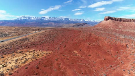 drone aéreo disparó sobre el desierto con una meseta y montañas