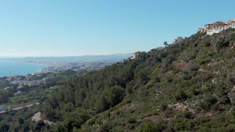 revelando la línea costera de andalucía en españa en majestuosa toma de drones