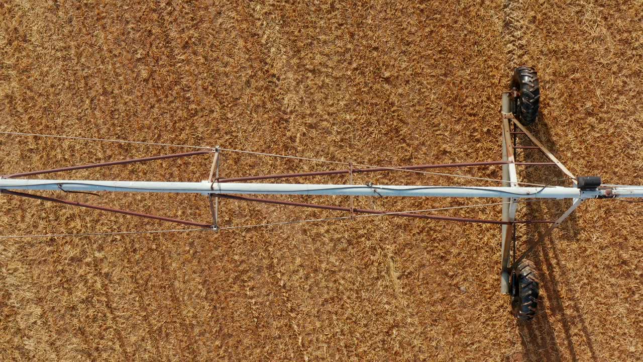 정적 공중은 브라운 필드의 관개 장비에서 분사되는 물 안개를 보여줍니다.