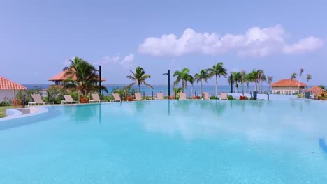Piscina-Cristalina-Con-Vista-Al-Mar-Caribe-En-Hilton-Garden-Inn,-La-Romana,-República-Dominicana