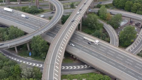 Drone-Shot-Siguiendo-Coches-En-Cruce-De-Espaguetis