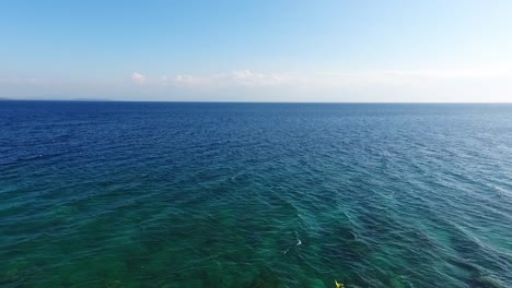 Empuje-El-Tiro-Sobre-Un-Mirador-En-La-Isla-Moyo-De-Indonesia-Sobre-Aguas-Azules-Cristalinas