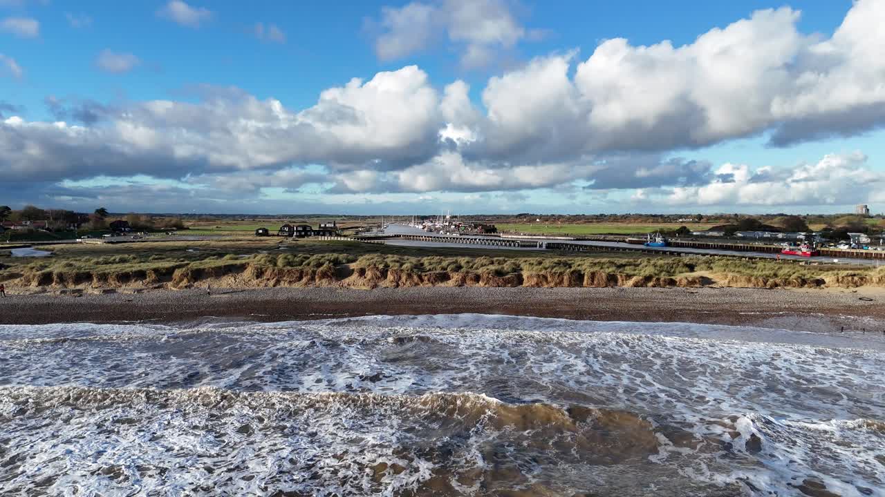 Myrskyävät aallot lyövät rantaan Southwoldin satamassa Suffolkissa, Isossa-Britanniassa, drone- ja ilmakuvassa