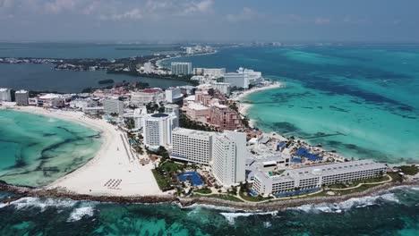 Hotel-Y-Resort-En-La-Bahía-De-Cancún-Con-Paisaje-De-Fondo,-México