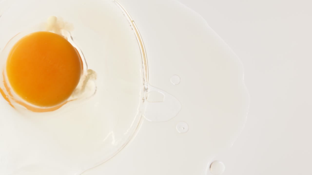 卵を割るガラスの下からの眺め