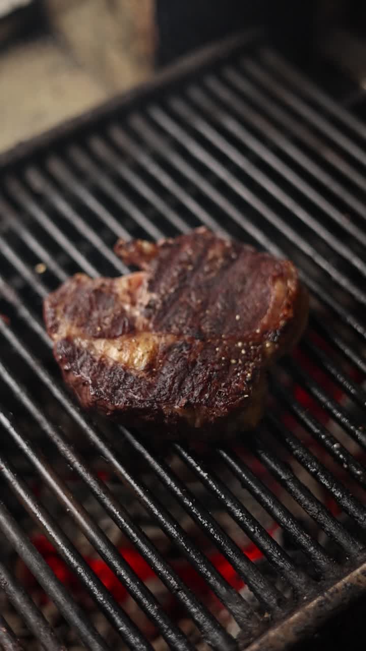 bistec a la parrilla en una parrilla