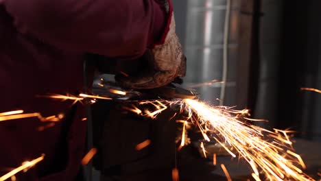 Handwerker-Schleift-Metall-Mit-Schleifer-Im-Schraubstock