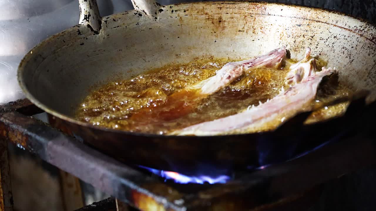 Costoletta di maiale che frigge in padella sulle fiamme