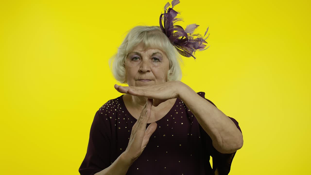 vecchia anziana stanca che mostra il time-out, gesto di pausa guardando la telecamera con vista sconvolta, scadenza