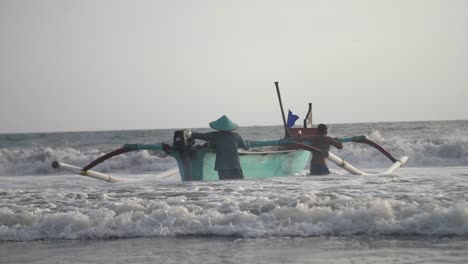 Steering-an-Outrigger-Into-the-Waves