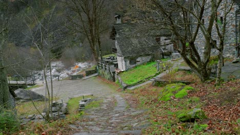 videoaufnahme von den steinhäusern im dorf cavergno im bezirk vallemaggia im kanton ticino in der schweiz