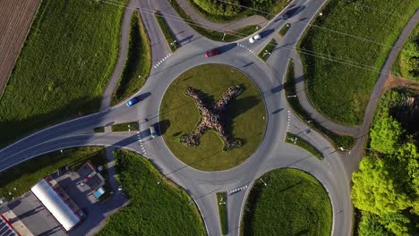 Mehrere-Autos-Fahren-Durch-5-Spitze-Kreisverkehr