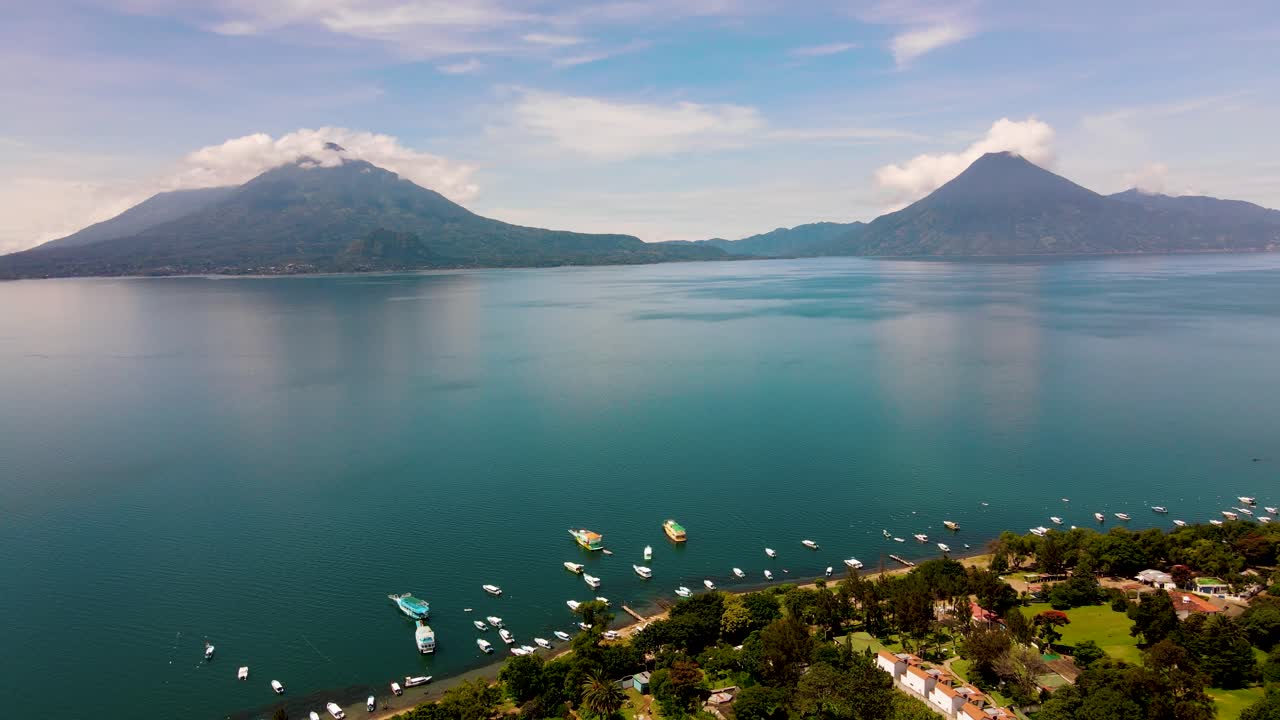 Luftbillede af sø og vulkan, der stiger baglæns fra kystlinjen - Atitlán-søen, Panajachel, Guatemala.