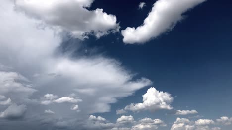 hermosas nubes blancas en el cielo azul