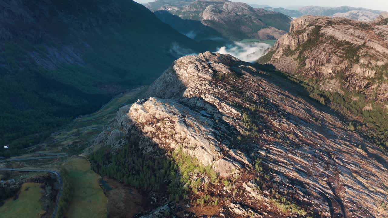 vista aérea de la meseta sobre el fiordo lysefjord