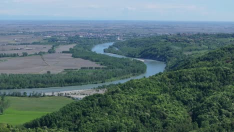 Estudio-Aéreo-Del-Valle-Del-Río-Po-Cerca-De-La-Histórica-Ciudad-De-Gabiano,-Italia