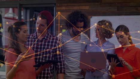 animación de conexiones y procesamiento de datos sobre diversas personas de negocios en la oficina