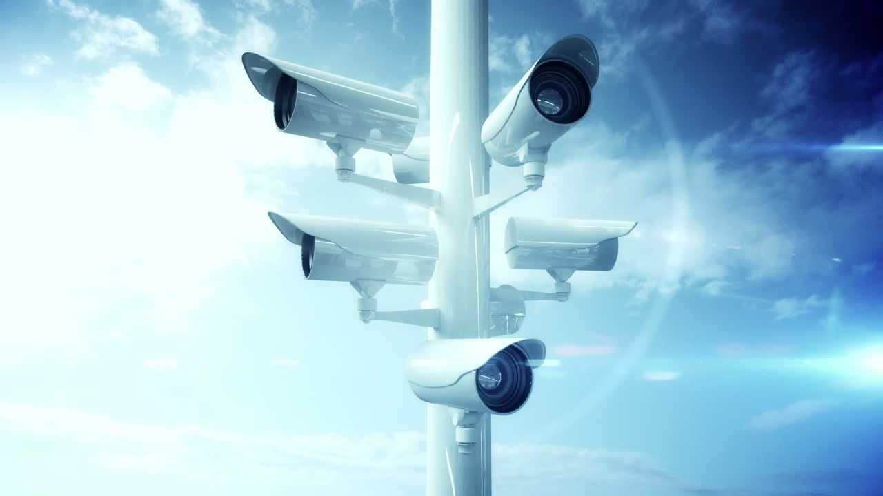 cámaras de cctv contra el cielo azul