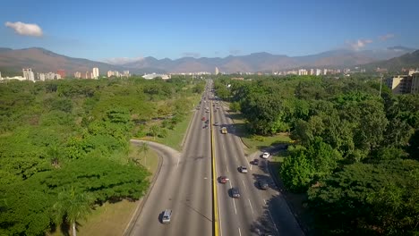 desde la vista superior de una carretera en valencia, carabobo, venezuela, junto a un parque verde