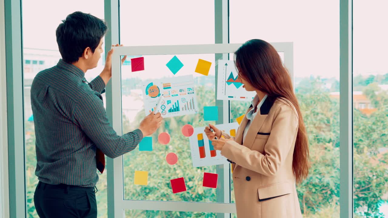 사업가 들 은 프로젝트 계획 위원회 에서 일 한다