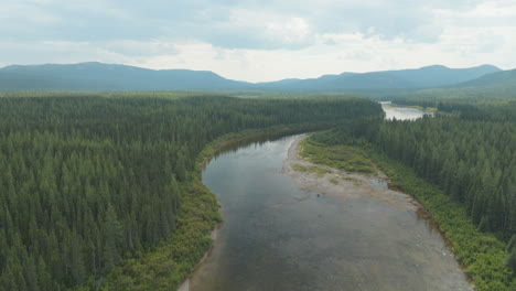 disparo de drones en aumento con vistas al hermoso paisaje de terranova y el desierto de labrador