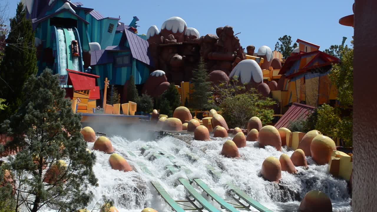 Vattenattraktion med snabb nedfart. Stänk och fart i Orlandos parker. Universal Studios park i Orlando