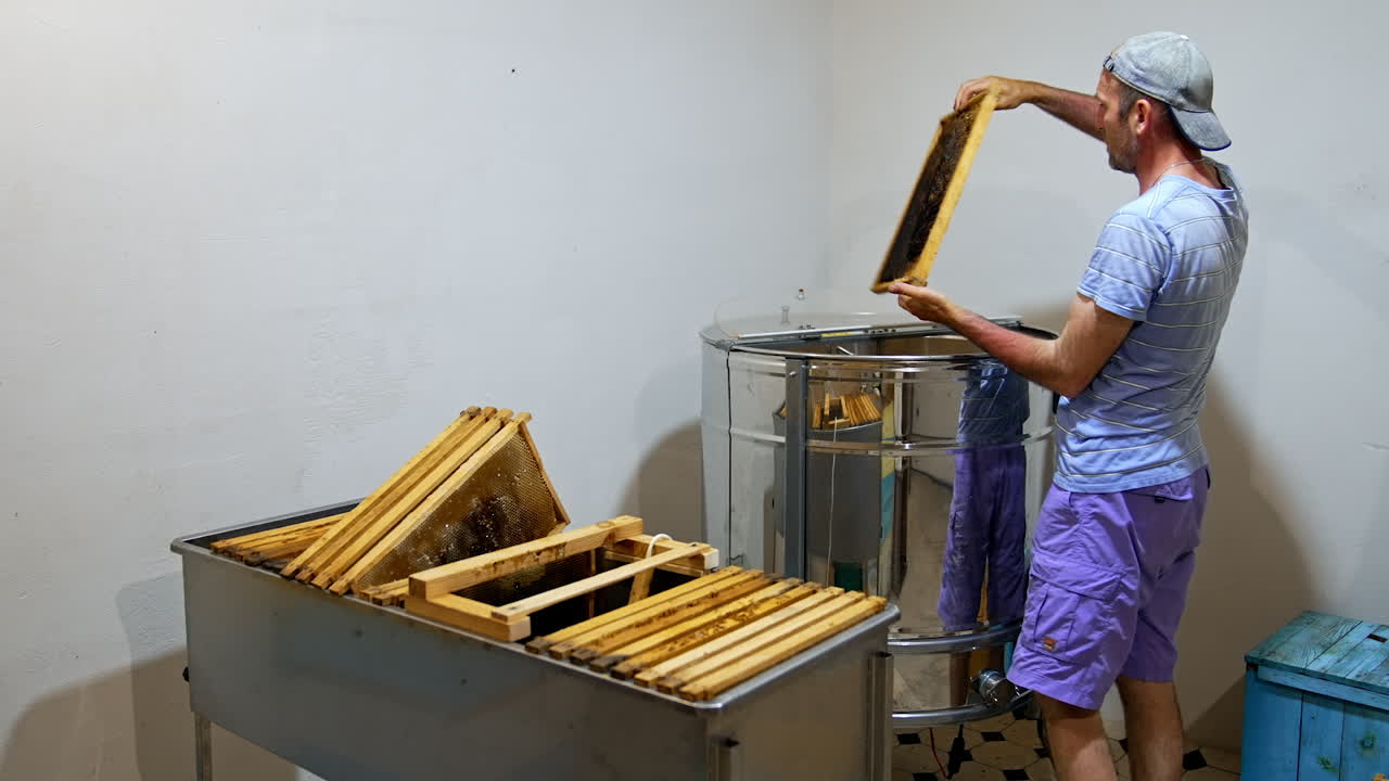 Processo di estrazione del miele