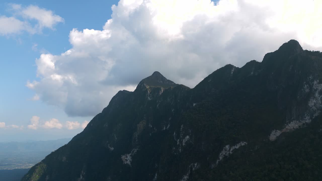 Filmato aereo realizzato con drone sulle montagne di Chiang Dao a Chiang Mai, in Thailandia, in una giornata di sole, che mostra cime spettacolari, foreste lussureggianti e paesaggi pittoreschi del nord
