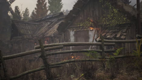 vieja aldea de madera rural abandonada bajo un cielo nublado en la temporada de otoño