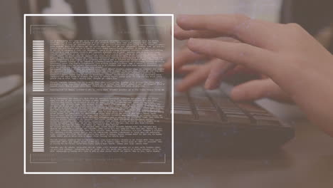 animación de la interfaz con procesamiento de datos contra la sección media de una mujer usando computadora.