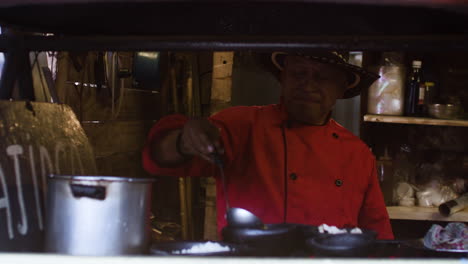 Cocinero-Trabajando-En-La-Cocina