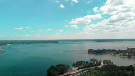 Boote-Fahren-Auf-Einem-See-Durch-Plätscherndes-Wasser-Mit-Blauem-Himmel-Im-Rücken-In-Lake-Murray,-South-Carolina