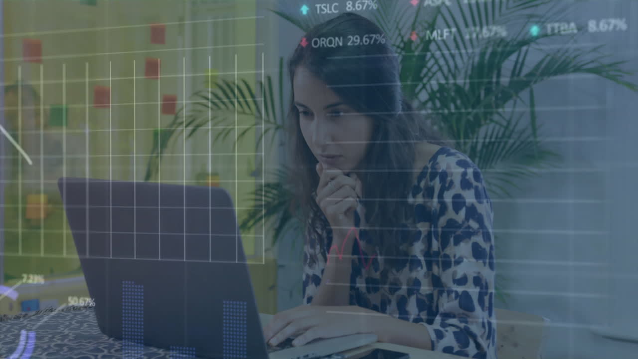 animación del procesamiento de datos financieros sobre una mujer caucásica usando una computadora portátil