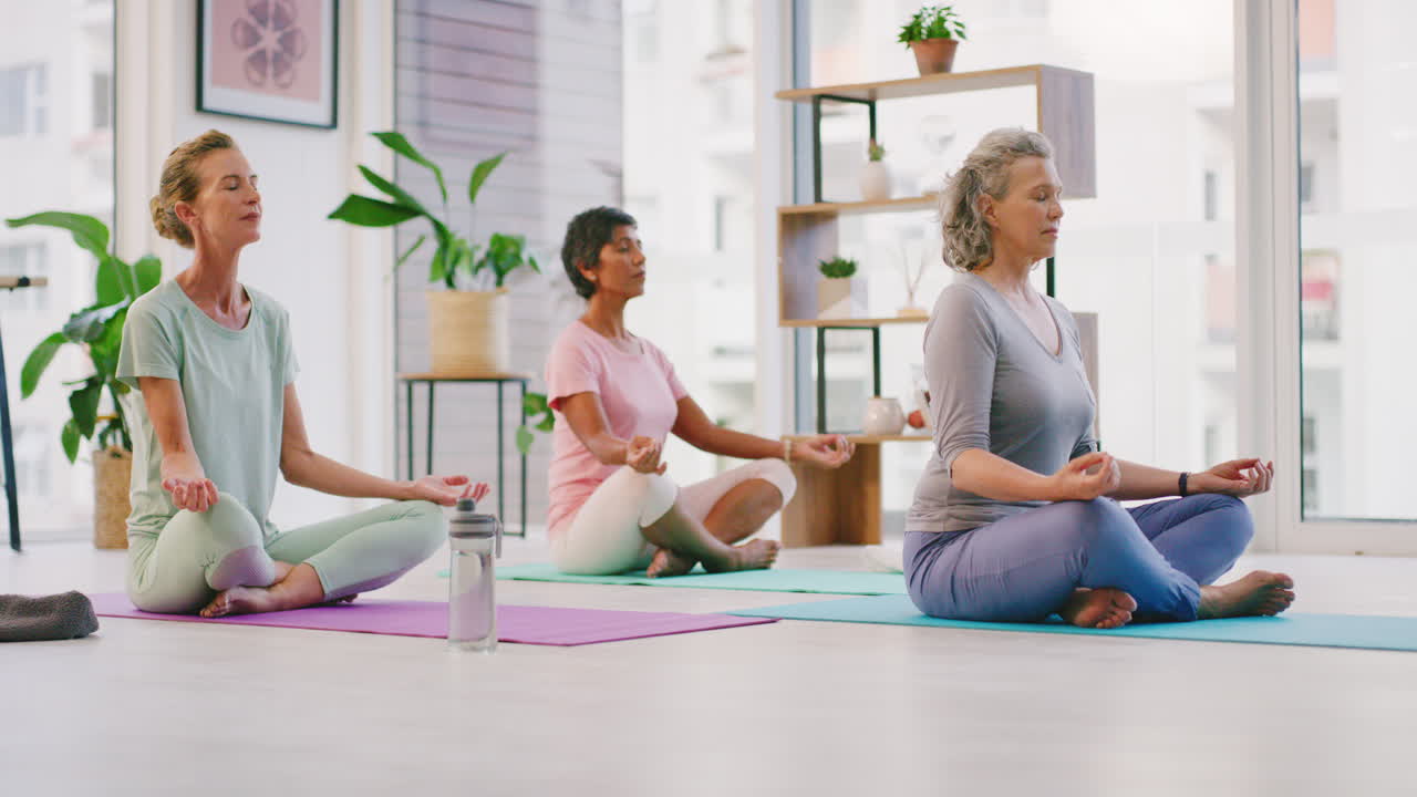 mujeres maduras meditando en postura de loto con mudra