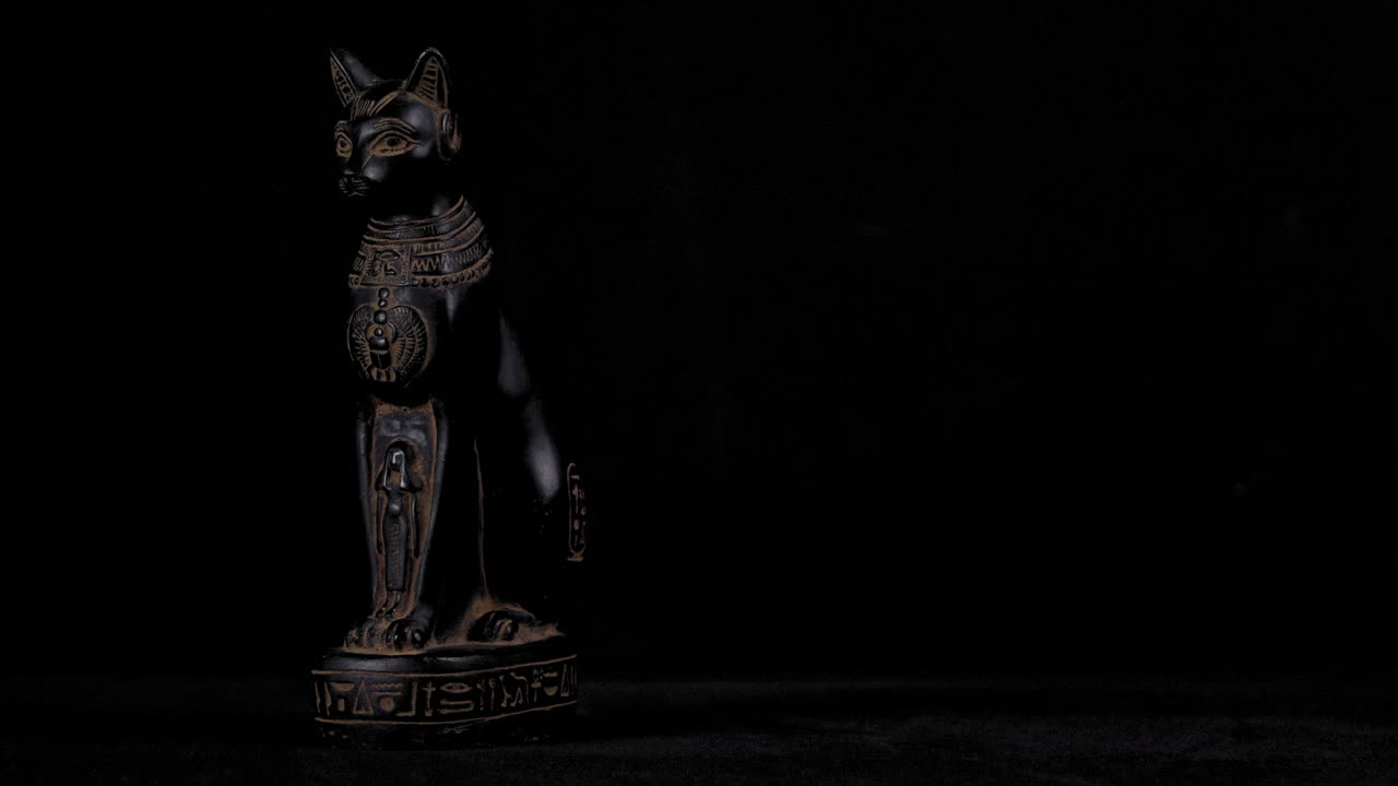 Carrellata di una piccola replica della statua egizia di Bastet - Ampia, da sinistra a destra.