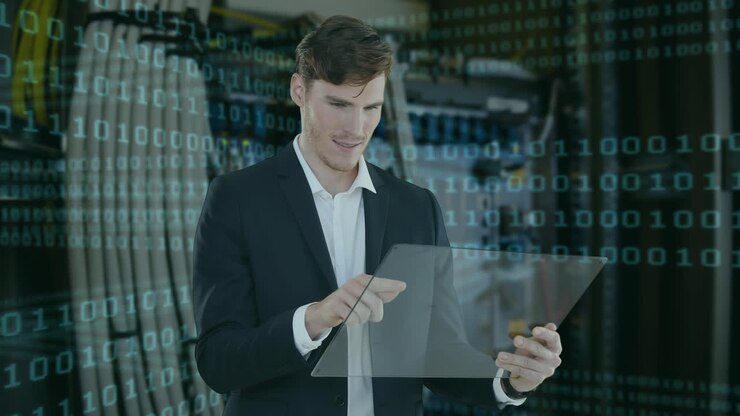 Animation af binær kode og kaukasisk forretningsmand, der bruger digital skærm over server.