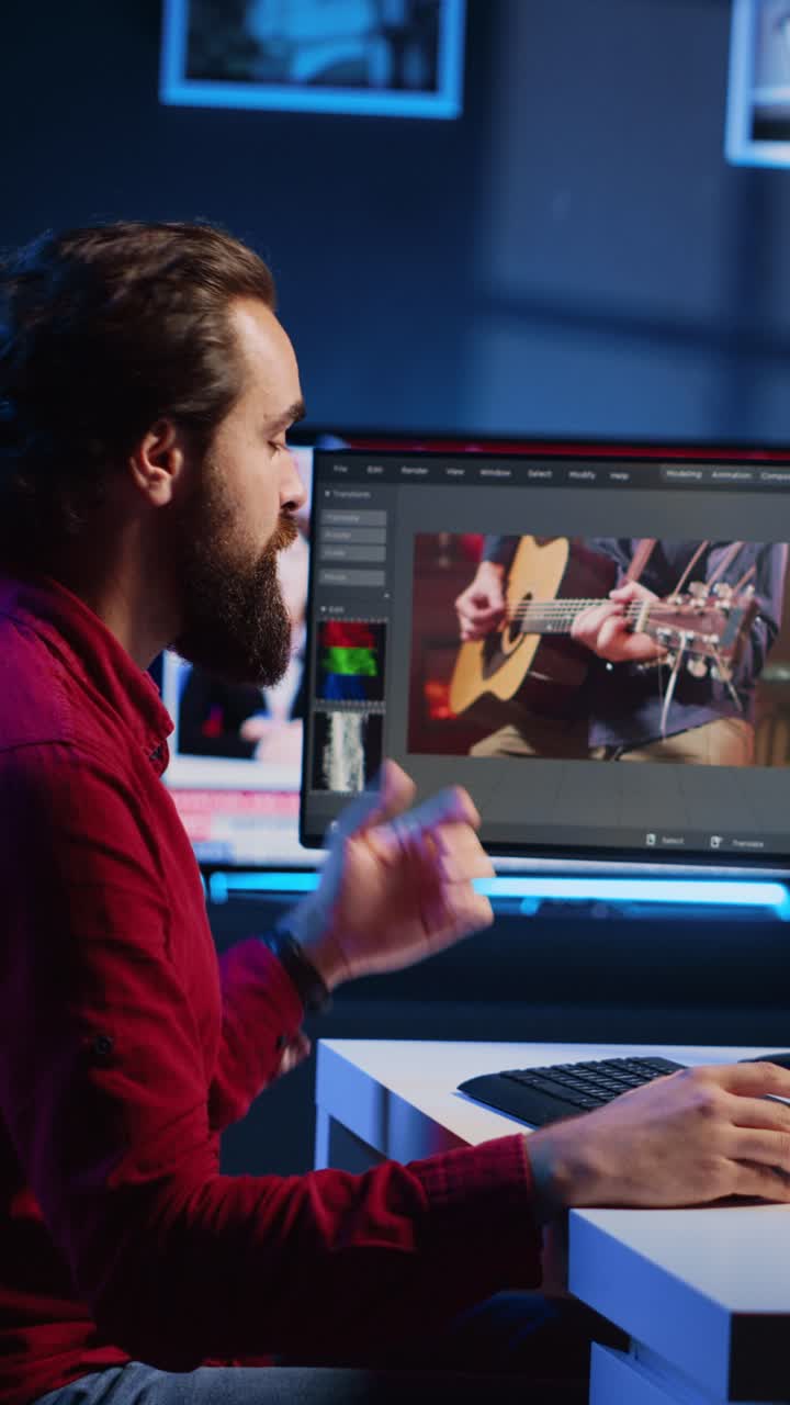 Vídeo vertical Creador de contenido para editor de vídeo grabando un tutorial sobre cómo editar vídeos de stock de forma profesional